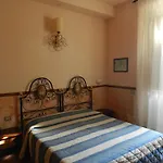 Monica Ξενοδοχείο 2*