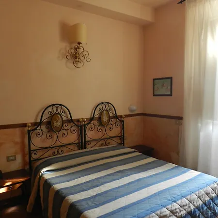 Monica Hotel 2*